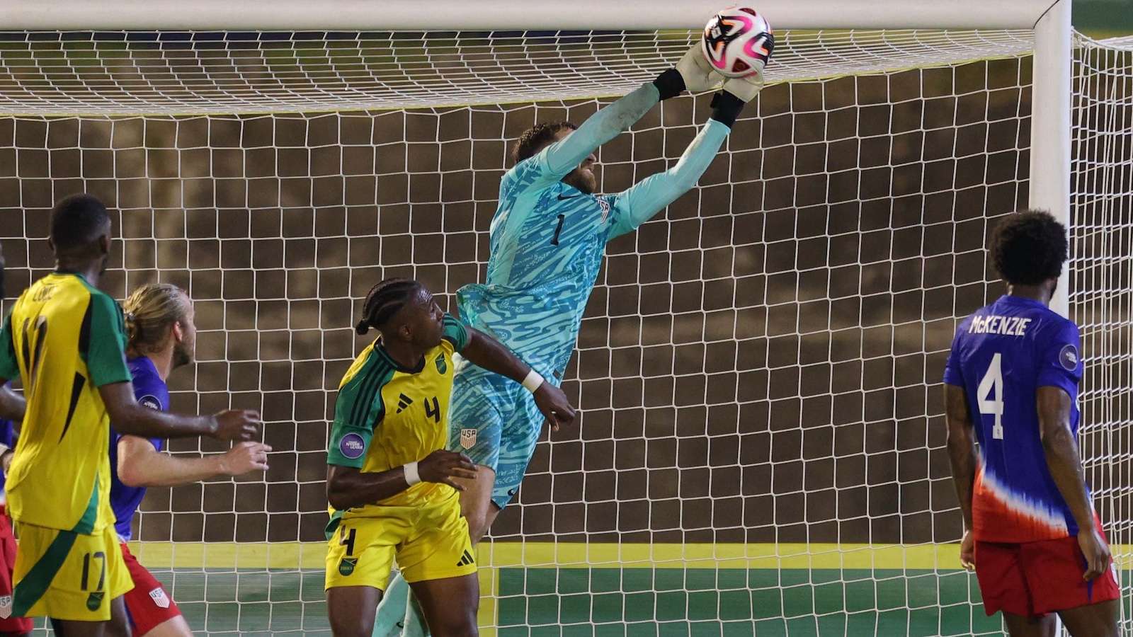 场上频频发 场上频频发